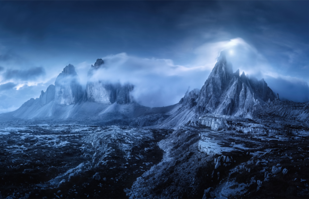 Imposante Berge Glasbild