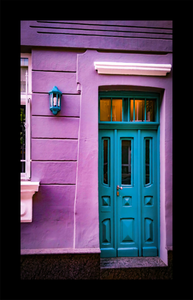 Farbenfrohes Gebäude Glasbild