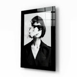 Femme au Carré avec Visage de Fumée tableau en verre - 72x46cm