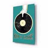 Main tenant un vinyle rétro sur fond turquoise tableau en verre - 72x46 cm