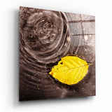 Feuille Jaune Flottante sur Eau Ondulée tableau en verre - 40x40 cm