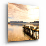 Goldener Bergsee-Steg Glasbild - 40x40 cm