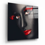 Dunkelhäutige Frau mit Roten Wimpern Glasbild - 40x40 cm