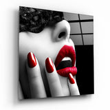 Masque en Dentelle Ongles et Lèvres Rouges tableau en verre - 40x40 cm