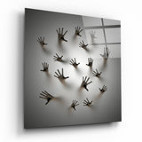 Mani che Premono Attraverso un Muro Grigio quadro in vetro - 40x40 cm