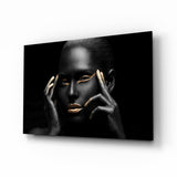 Goldene Lippen und das Gesicht rahmende Hände Glasbild - 72x46 cm