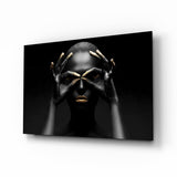 Frau mit goldenen Fingerspitzen über den Augen Glasbild - 72x46 cm