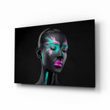 Frau mit petrol-rosa Pinselstrichen Glasbild - 72x46 cm