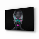 Mujer con rostro empolvado magenta y turquesa cuadro de cristal - 72x46 cm