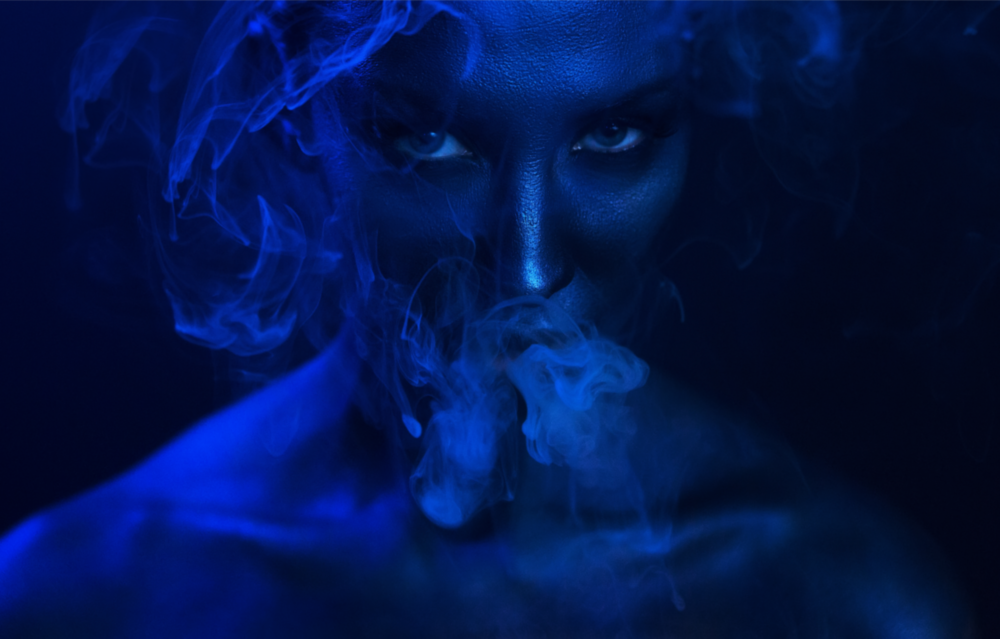 Rauch und Frau Glasbild