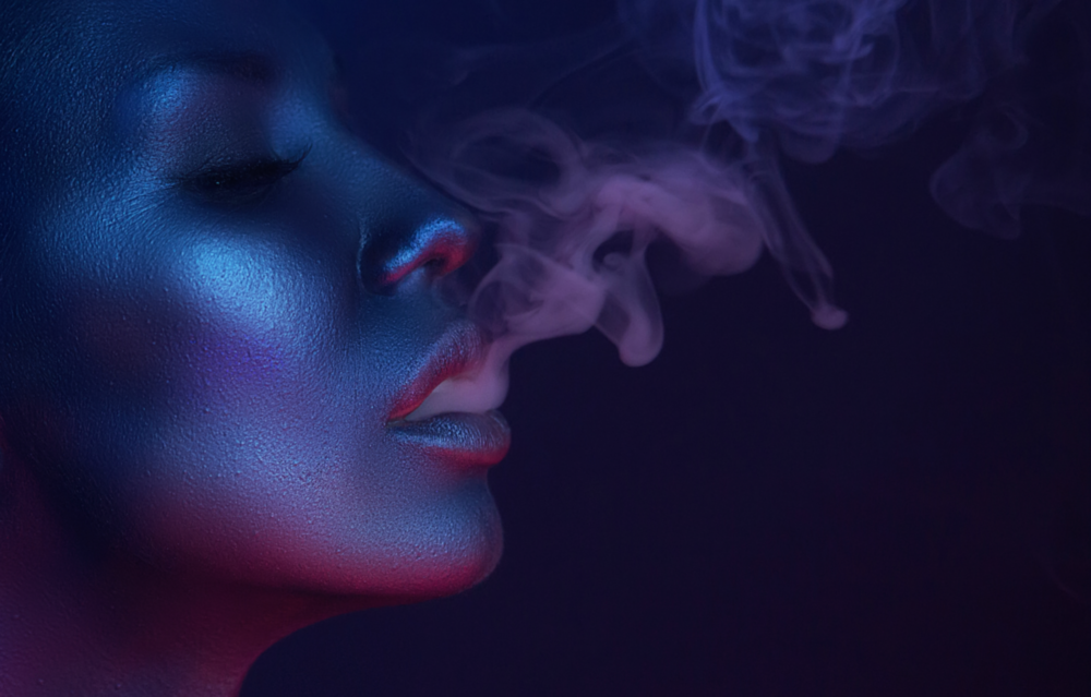 Arte della parete di vetro Fumo e donna