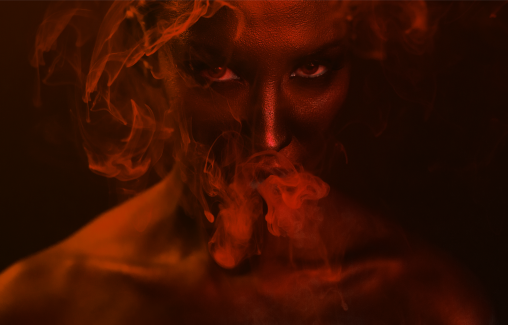 Roter Rauch und Frau Glasbild