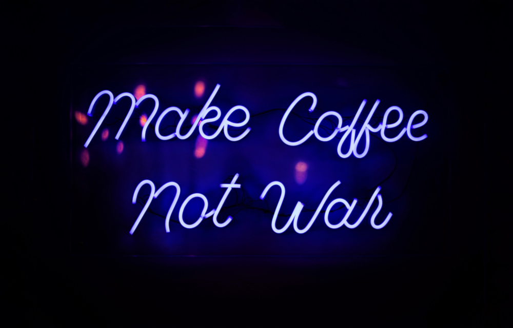 Arte della parete di vetro "Prepara il caffè non la guerra"