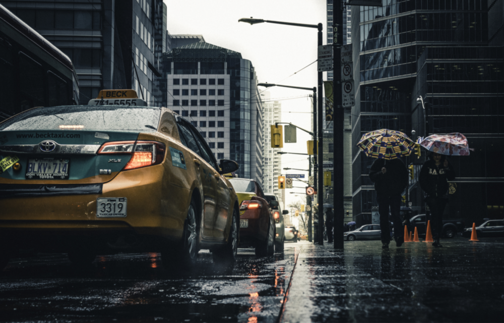 Pluie dans la ville Impression sur verre