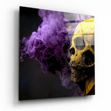 Goldener Totenkopf im Profil Violetter Rauch Glasbild - 40x40 cm