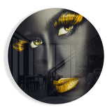 Visage Gris aux Cils et Lèvres Dorés tableau en verre - 60x60 cm