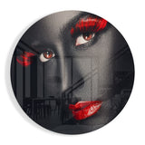 Rostro Gris de Pestañas y Labios Rojos cuadro de cristal - 60x60 cm