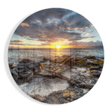 Runder Sonnenuntergang über Moosiger Felsküste Glasbild - 60x60 cm