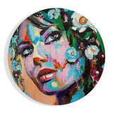 Rundes Porträt: Blauäugige Frau mit Blumenkranz Glasbild - 60x60 cm