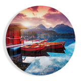 Bateaux rouges sur un lac de montagne au lever du soleil tableau en verre - 60x60 cm