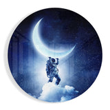 Rundes Glasbild Astronaut auf Mondsichel - 60x60 cm