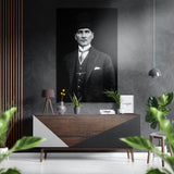 Atatürk-Porträt im Anzug in Schwarz-Weiß Gebürstetes Aluminium-Dibond Wandbild - 60x39 cm
