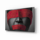 Portrait Bandeau Rouge et Bouche Scotchée tableau en verre - 72x46cm