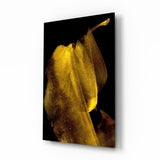 Leuchtendes Goldenes Blütenblatt Makro auf Schwarz Glasbild - 72x46 cm