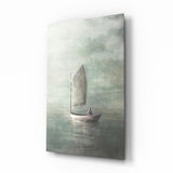 Nebliges Salbeigrün Segelboot im Morgengrauen Glasbild - 72x46 cm