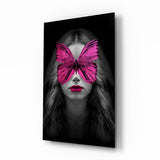 Portrait de femme au masque papillon magenta tableau en verre - 72x46 cm