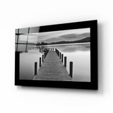 Bohlenweg am nebligen Bergsee Glasbild - 72x46 cm