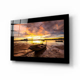 Gestrandetes Boot in feuriger Dämmerung Glasbild - 72x46 cm