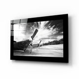 Bateau longtail sur la plage en noir et blanc tableau en verre - 72x46 cm