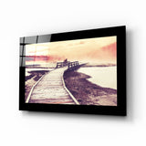 Passerelle du marais brumeux au lever du soleil tableau en verre - 72x46 cm