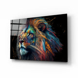 Leone con Sguardo Fisso e Criniera Arcobaleno Alta quadro in vetro - 72x46 cm