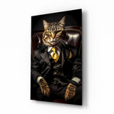 Chat tigré à cravate dorée dans le fauteuil du patron tableau en verre - 72x46 cm