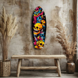 Surfbrett mit gestapelten gelben Cartoon-Schädeln Glasbild - 90x30 cm