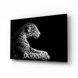 Ruhender Leopard im Seitenprofil Glasbild - 72x46 cm