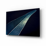 Foglia Blu Argento su Blu Navy Scuro quadro in vetro - 72x46 cm