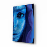 Blauer Glitzerschleier Frau Glasbild - 72x46 cm