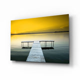 Hölzerner Steg im Goldenen Sonnenuntergang Glasbild - 72x46 cm