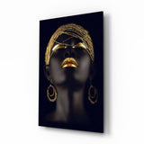 Frau mit goldener Perlen-Kopfbedeckung Glasbild - 72x46 cm