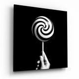 Mano sosteniendo una piruleta en espiral cuadro de cristal - 40x40 cm