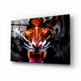 Fauchender Tiger in Nahaufnahme in Bernstein Glasbild - 72x46 cm