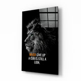 Löwen-Spruch „Never Give Up“ Glasbild - 72x46 cm