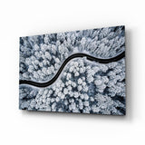Route forestière enneigée bleu glacé vue du ciel tableau en verre - 72x46 cm