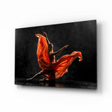 Danzatrice in abito arancione fluttuante su nero quadro in vetro - 72x46 cm