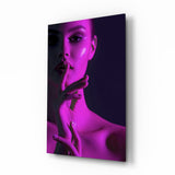 Frau mit Schweigegeste im magentafarbenen Licht Glasbild - 72x46 cm