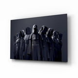Kapuzengestalten im Schatten Glasbild - 72x46 cm