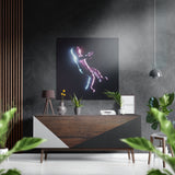 Schwebender Astronaut im Neon-Glanz Gebürstetes Aluminiumbild - 40x40 cm